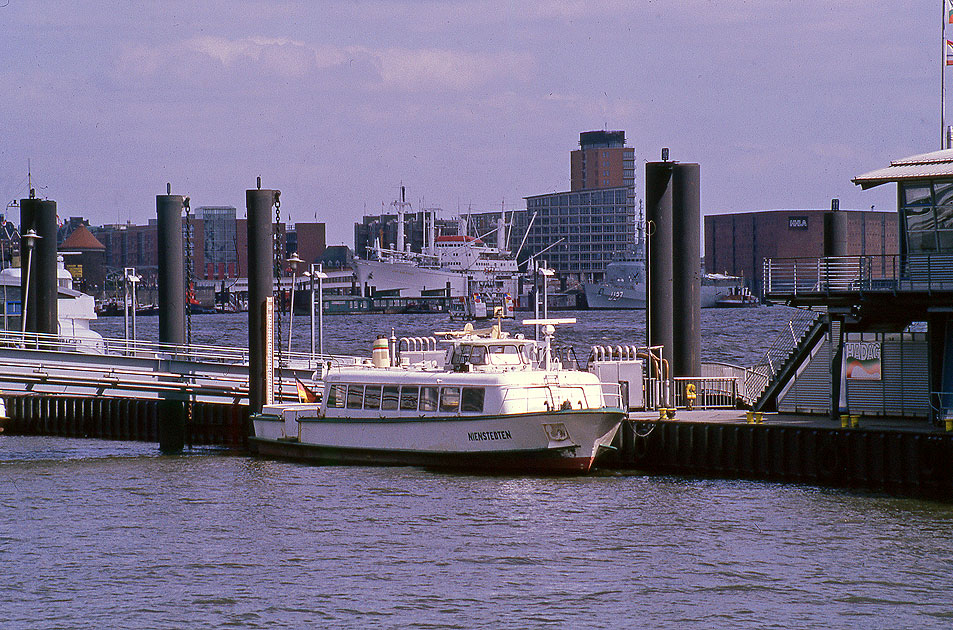 Das HADAG Schiff Nienstedten