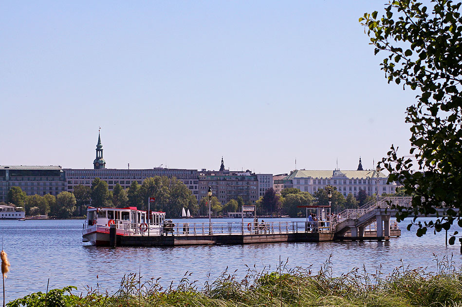 Der Alsterdampfer Saselbek auf der Außenalster in Hamburg
