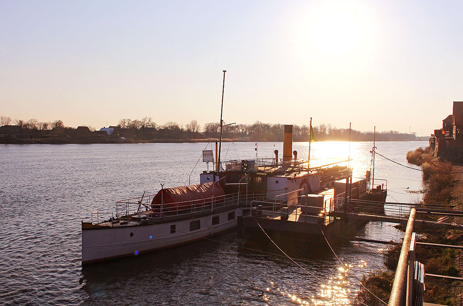Der historische Raddampfer Kaiser Wilhelm auf der Elbe in Lauenburg an der Uferpromenade