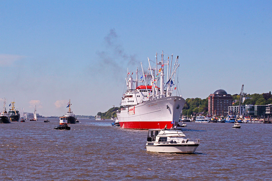 Die Cap San Diego in der Einlaufparade vom Hamburger Hafengeburtstag