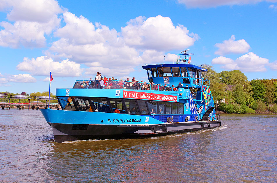 Das HADAG Schiff Elbphilharmonie in Finkenwerder