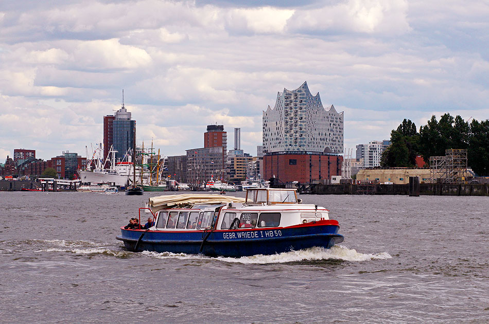 Die Barkasse Gebr. Wriede I HB 50 in Hamburg auf der Elbe