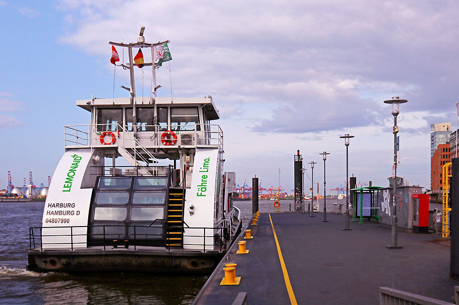 Das HADAG-Schiff Harburg am Anleger Altona Fischmarkt