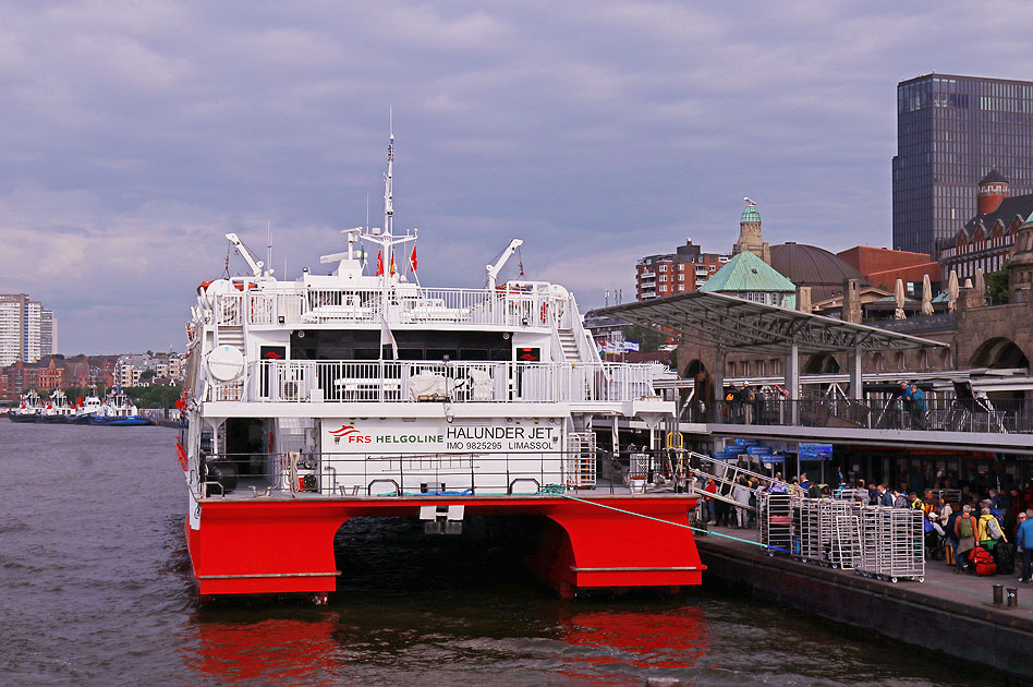 Das Halunder Jet an den St. Pauli Landungsbrücken in Hamburg