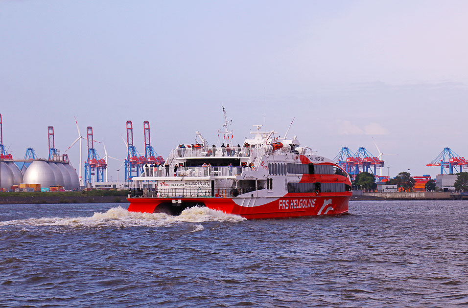 Der Halunder Jet auf der Fahrt von Hamburg nach Helgoland in Hamburg