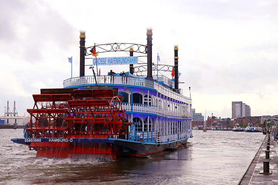 Das Abicht Schiff MS Louisiana Star von Rainer Abicht an den Landungsbrücken in Hamburg