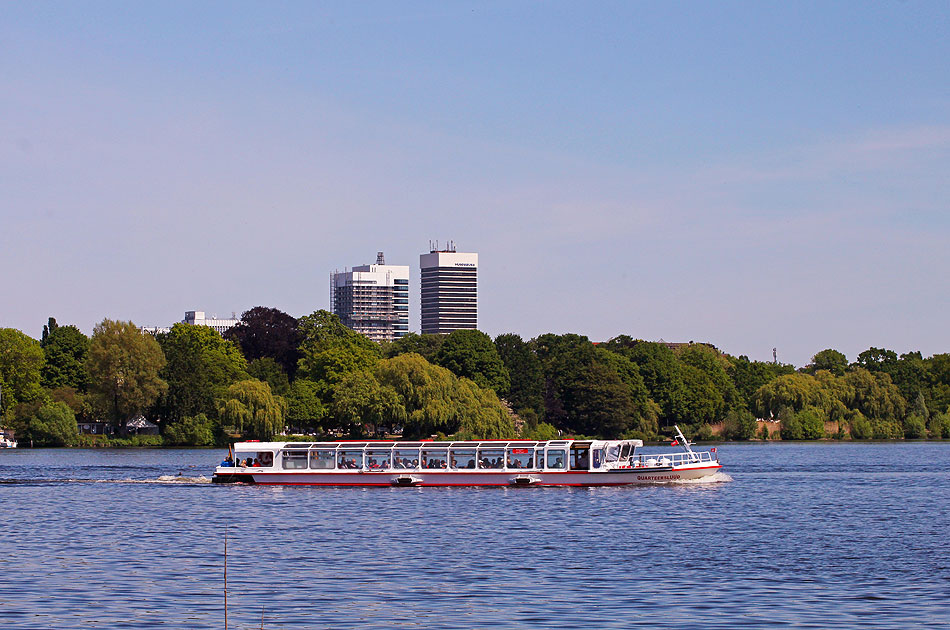 Der Alsterdampfer Quarteerslüüd auf der Hamburger Außenalster