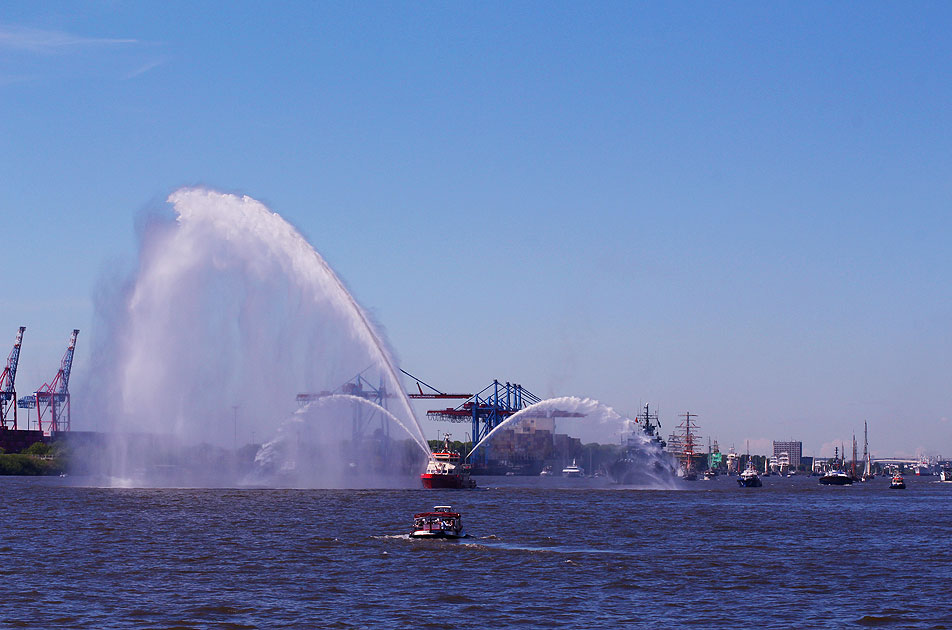 Die Einlaufparade zum Hamburger Hafengeburtstag