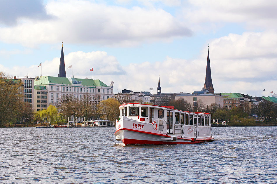 Der Alsterdampfer Eilbek auf der Außenalster vor dem Atlantic
