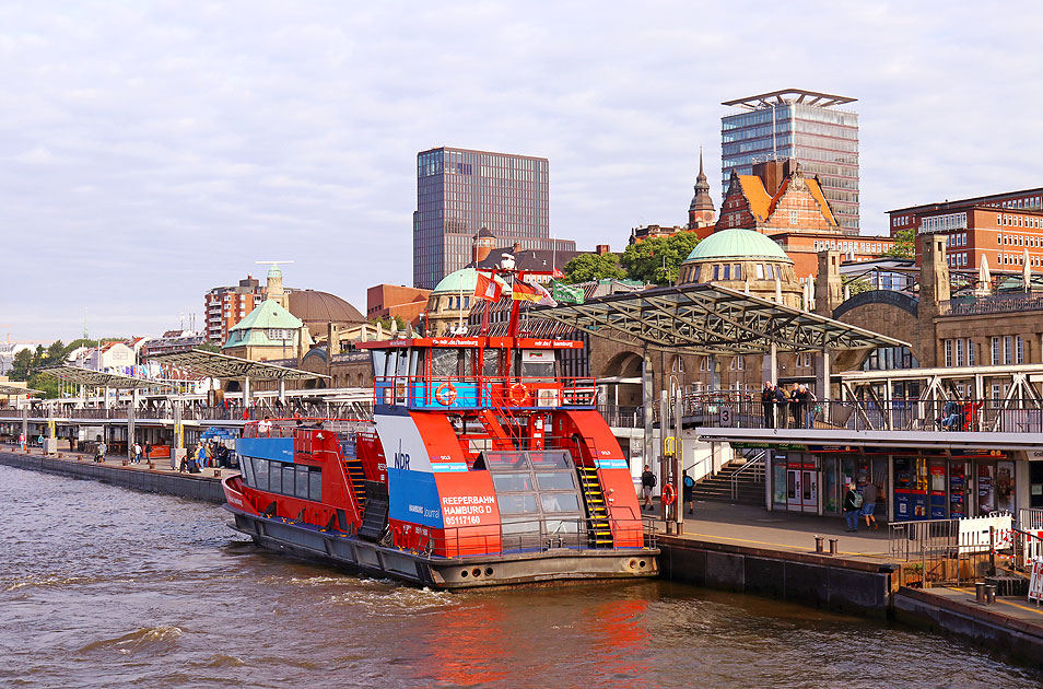 Die HADAG F&auml;hre Reeperbahn an den St. Pauli Landungsbr&uuml;cken in Hamburg