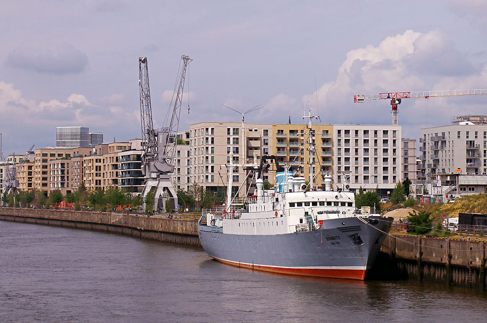 Das Kulturschiff Stubnitz auf der Norderelbe in Hamburg vor der Hafencity