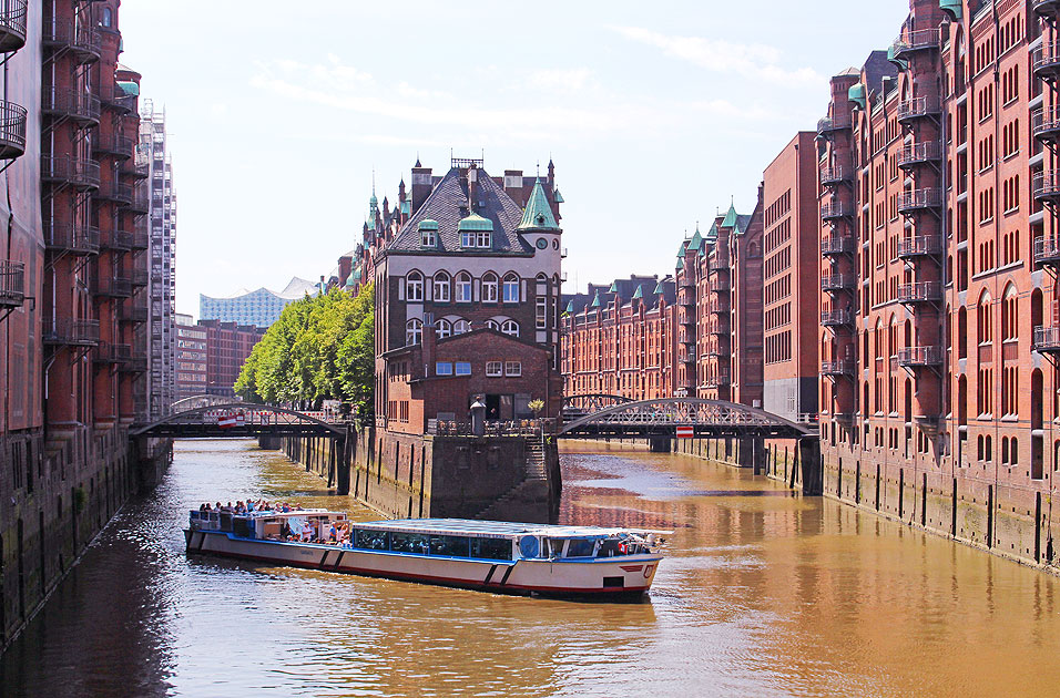 Die Barkasse Klein Erna von Abicht am Wasserschloss