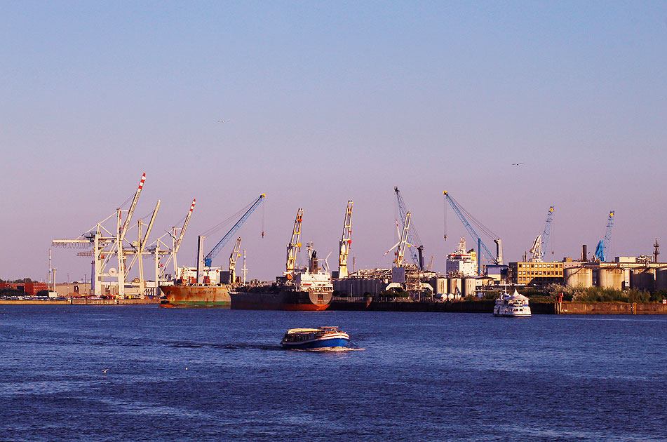 Schiffe im Hamburger Hafen gegenüber von den Landungsbrücken