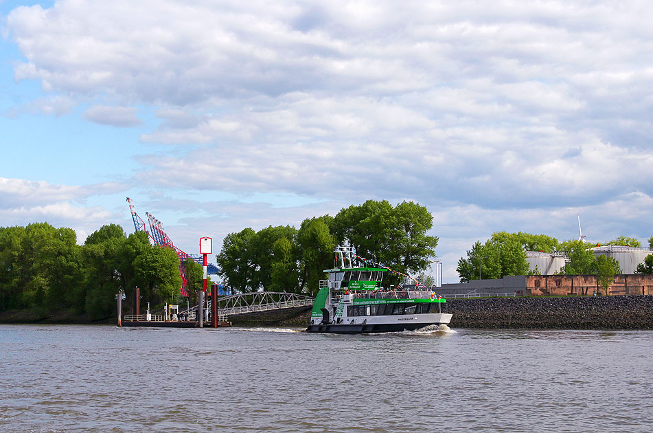 Das HADAG Schiff Waltershof am Bubendey Ufer
