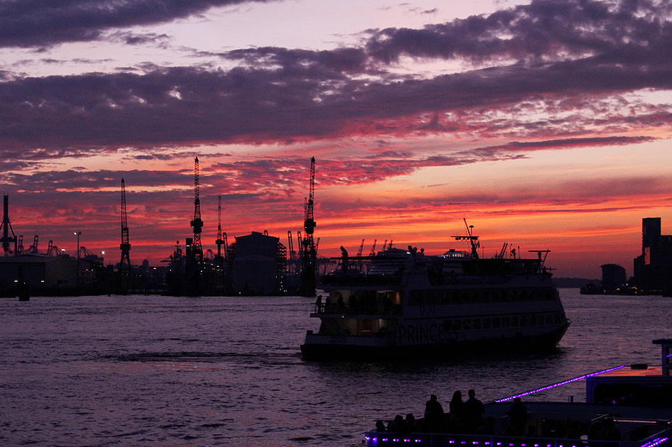 Das Schiff Princess an den St. Pauli Landungsbrücken in Hamburg