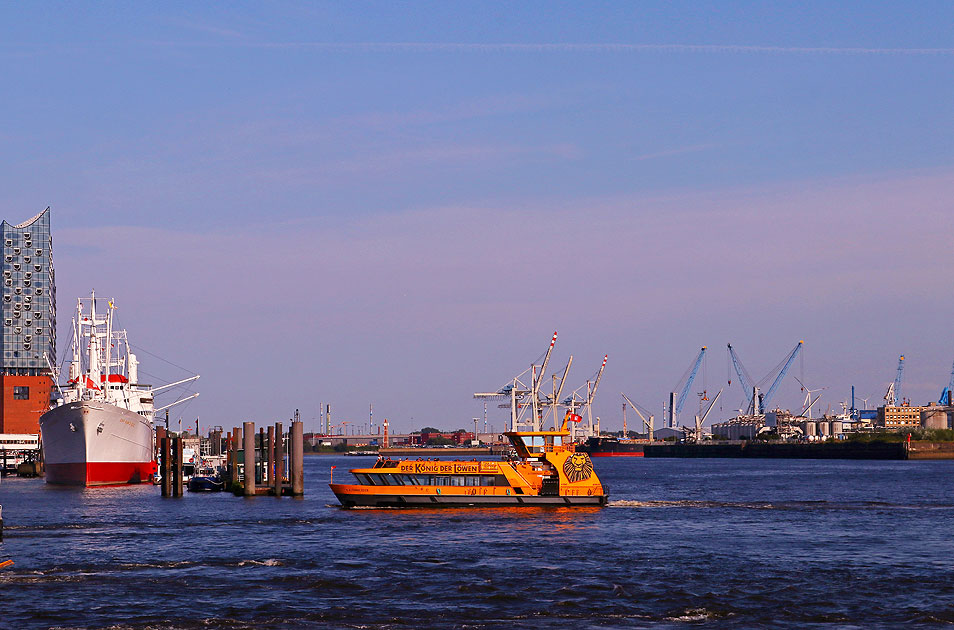 Das HADAG Schiff Altenwerder an den Landungsbrücken