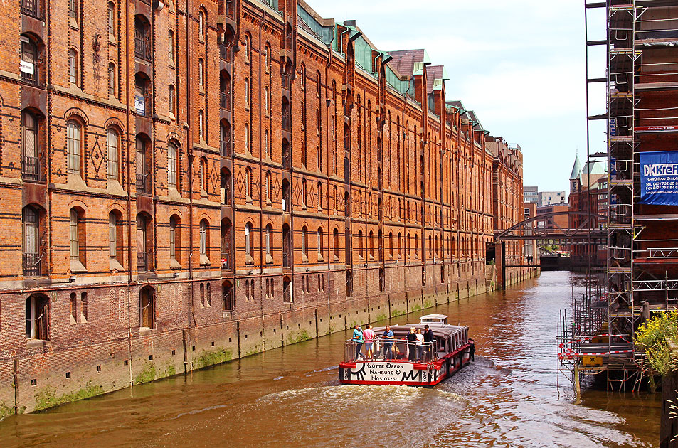 Die Barkasse Lütte Deern von Barkassen Meyer in der Hamburger Speicherstadt