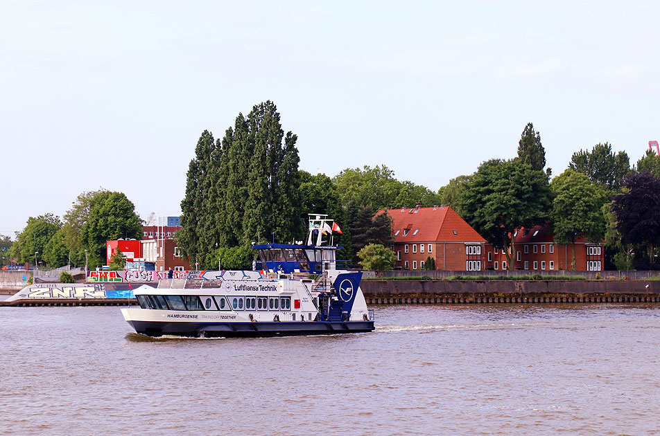 Das HADAG Schiff Hamburgensie in Hamburg auf der Elbe