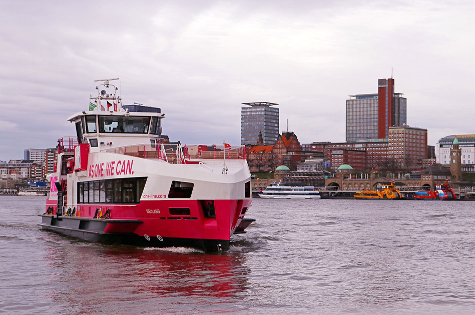 Das HADAG Schiff Neuland in Hamburg auf der Elbe