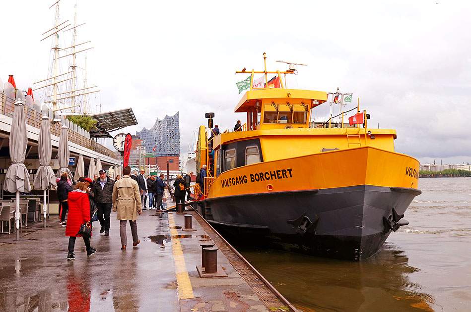 Das HADAG Schiff Wolfgang Borchert an den St. Pauli Landungsbr&uuml;cken in Hamburg