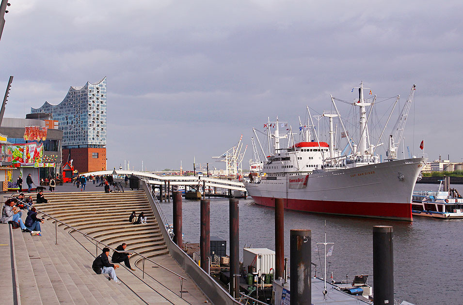 Die Jan-Fedder-Promenade und Cap San Diego in Hamburg
