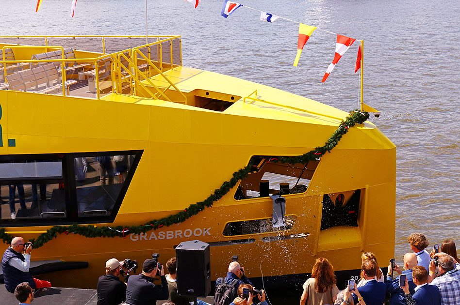 Die Taufe der HADAG F&auml;hre Grasbrook an der &Uuml;berseebr&uuml;cke in Hamburg auf der Elbe