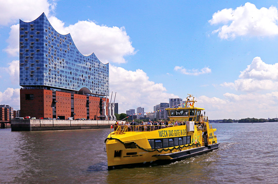 Die HADAG F&auml;hre Grasbrook vor der Elbphilharmonie in Hamburg