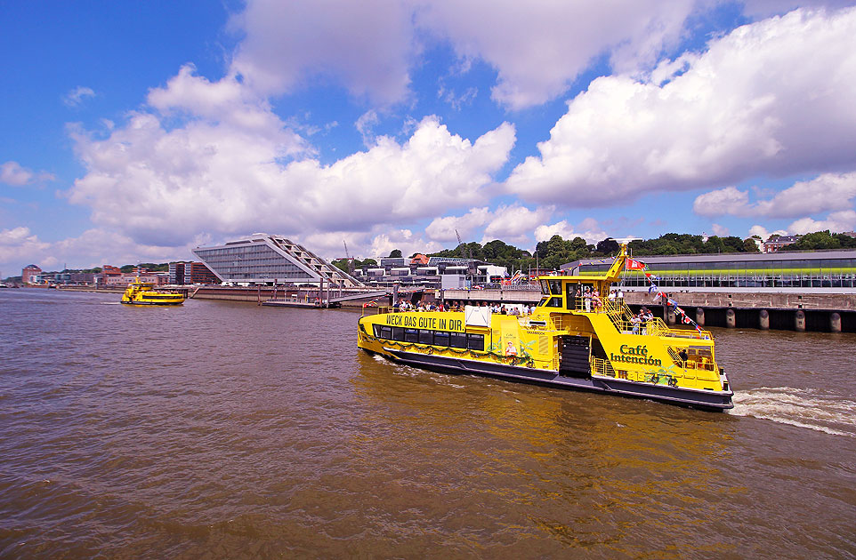 Die HADAG Fähre Grasbrook vor dem Dockland in Hamburg