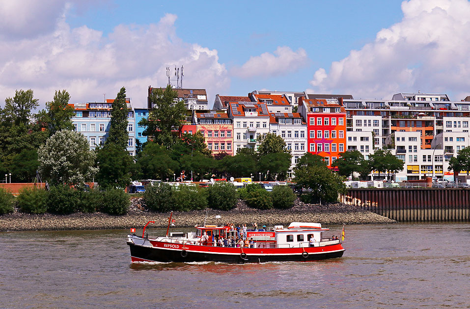 Das Schiff Repsold vor den Hafenstraßen-Häusern in Hamburg