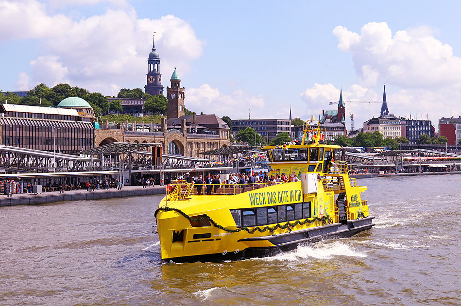 Die HADAG Fähre Grasbrook vor den St. Pauli Landungsbrücken in Hamburg auf der Elbe