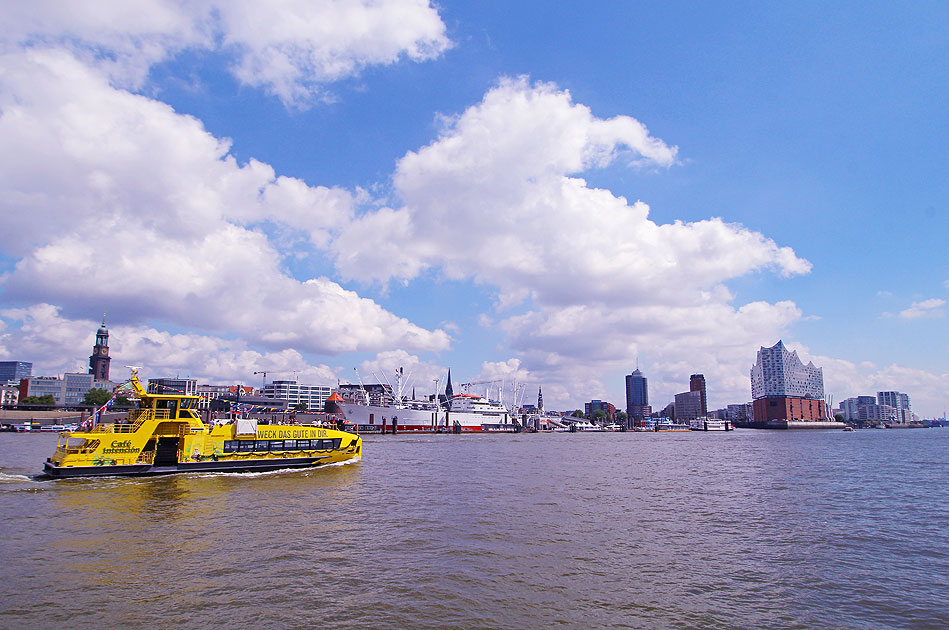 Die HADAG F&auml;hre Grasbrook mit der Cap San Diego und der Elbphilharmonie