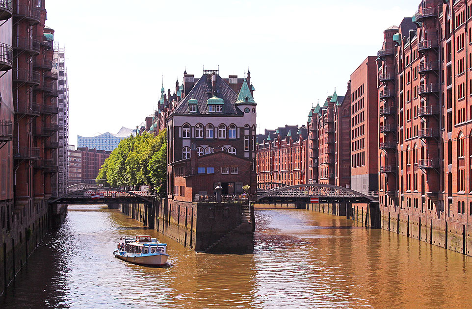 Die Barkasse Otto Abicht in der Speicherstadt vor dem Wasserschloss