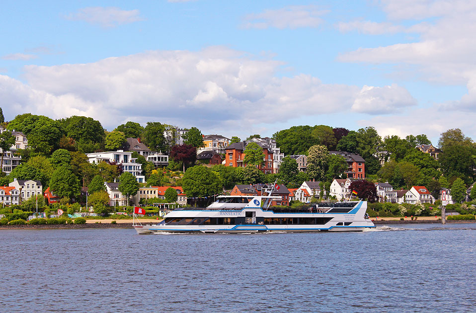 Das Abicht-Schiff Hanseatic vor  Övelgönne in Hamburg auf der Elbe