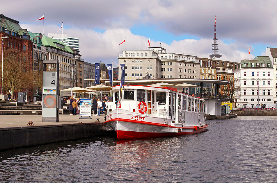 Der Alsterdampfer Sielbek am  Jungfernstieg in Hamburg