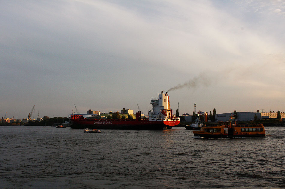Ein Containerschiff an den Landungsbrücken