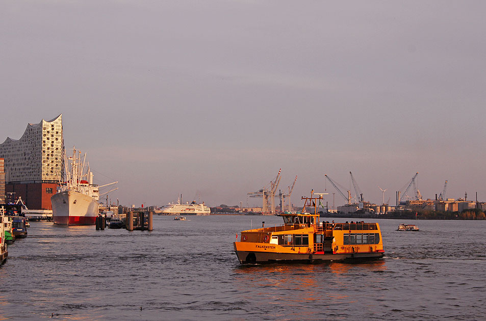 Das HADAG-Schiff Falkenstein an den St. Pauli Landungsbr&uuml;cken