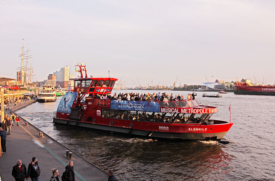 Die HADAG Fähre Elbmeile an den St. Pauli Landungsbrücken in Hamburg