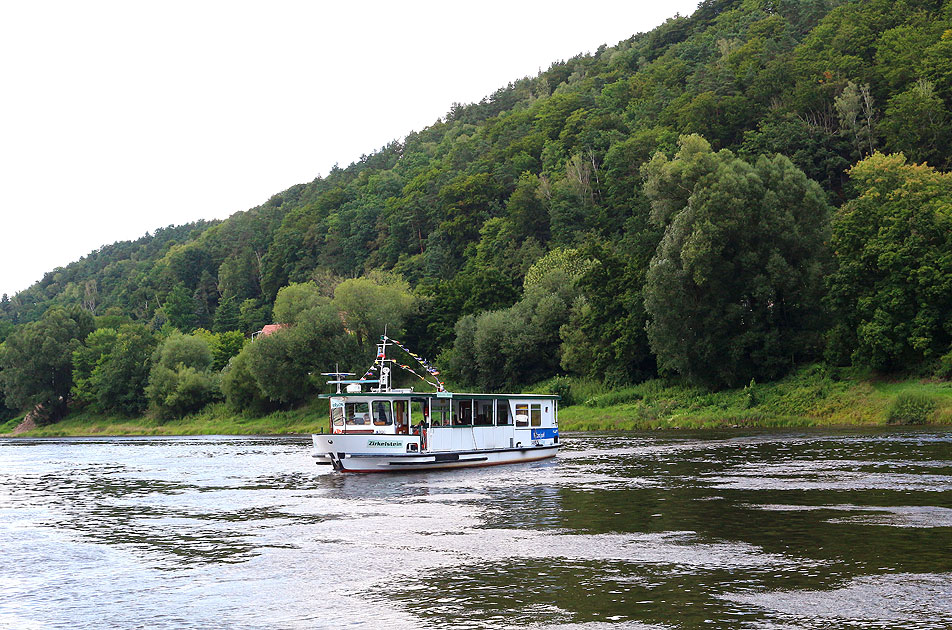 Die RVSOE Fähre Zirkelstein auf der Elbe in Bad Schandau