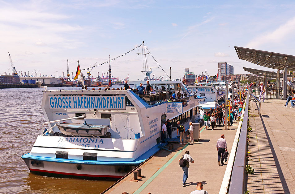 Das Abicht Schiff MS Hammonia in Hamburg an den Landungsbrücken