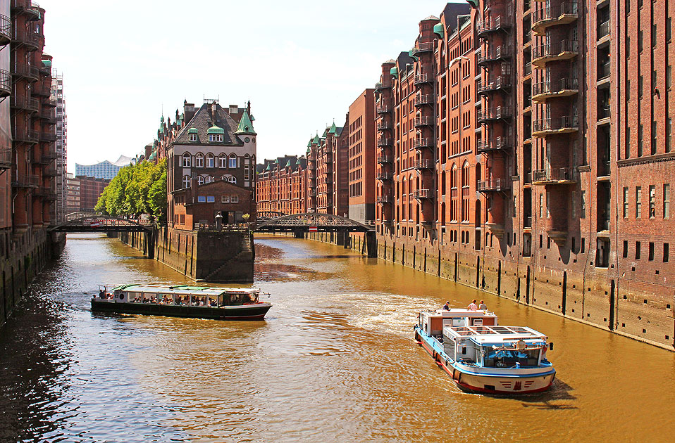 Die Barkassen Birgit Ehlers und Iris Abicht vor dem Wasserschloss in der Speicherstadt in Hamburg