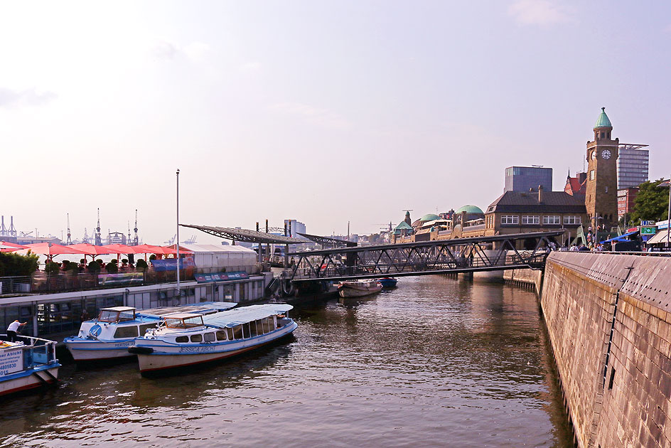 Die Barkasse Jessica Abicht an den Landungsbrücken