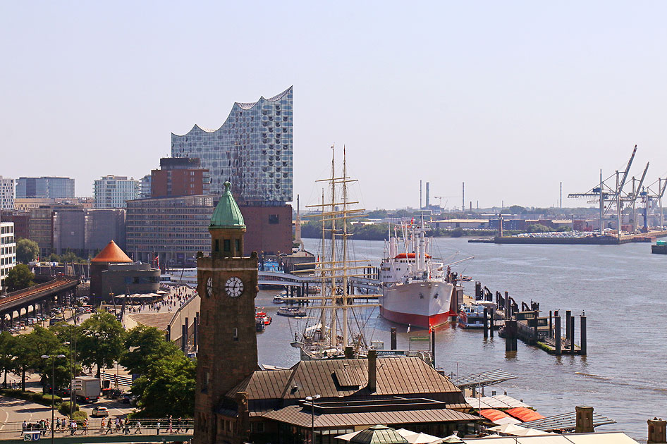Die Cap San Diego an den St. Pauli Landungsbrücken