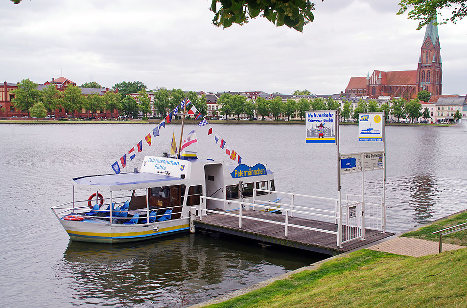 Die Petermännchenfähre von der NVS auf dem Schwerin Pfaffenteich am Anleger zum Bahnhof
