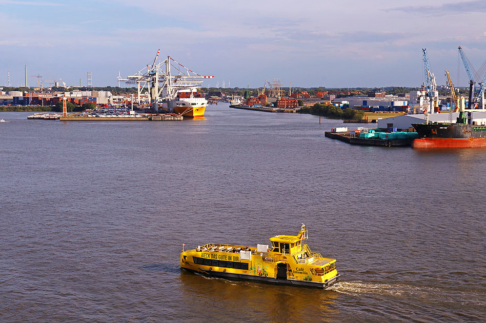 Die HADAG F&auml;hre Grasbrook als Linie 72 vor der Elbphilharmonie