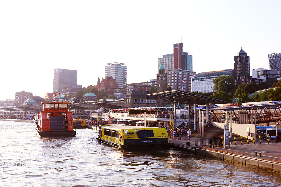 HADAG Schiffe an den Landungsbrücken