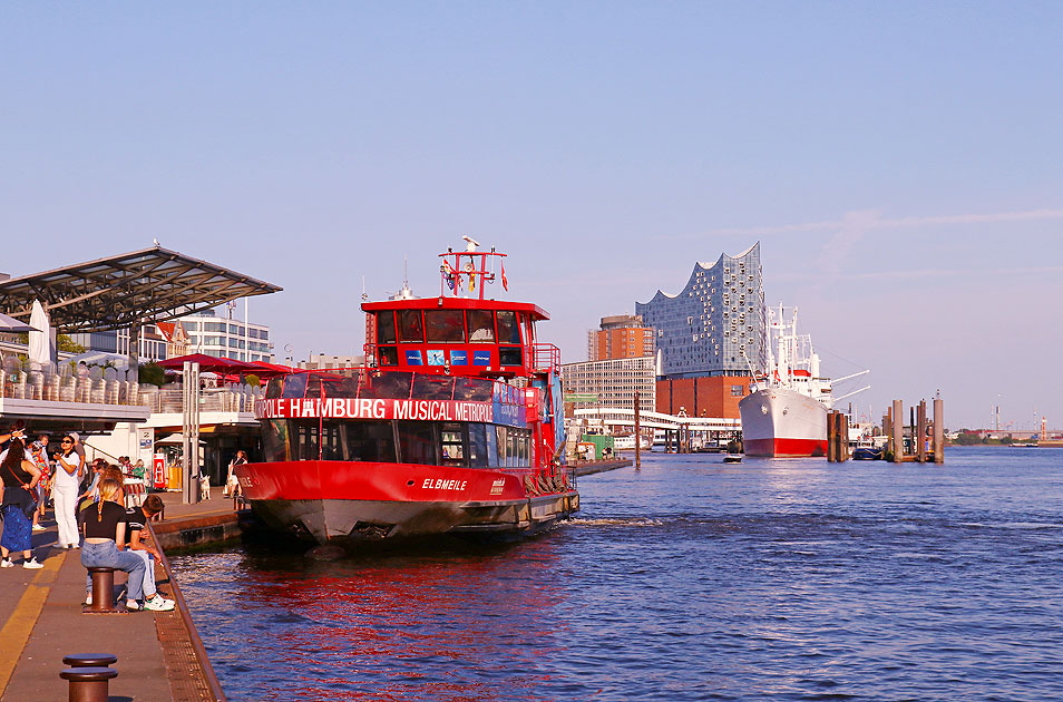 Das HADAG Schiff Elbmeile in Hamburg an den Landungsbrücken