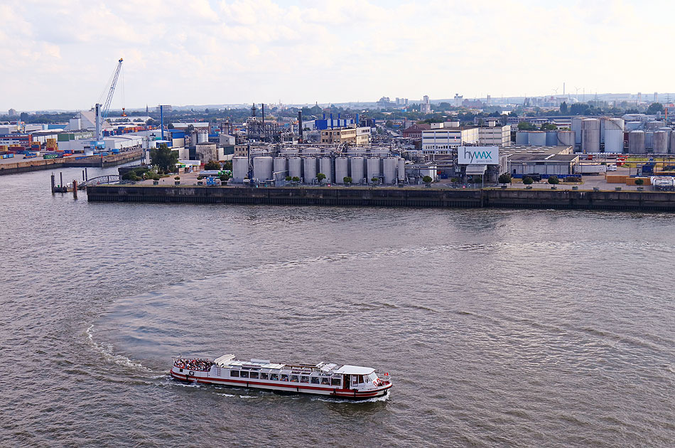 Das Schiff Hamburger Deern von Barkassen Meyer in Hamburg auf der Elbe