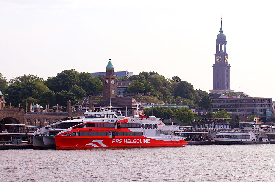Der Halunder Jet an den St. Pauli Landungsbrücken n Hamburg