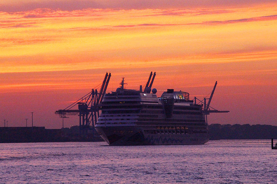 Ein Kreuzfahrtschiff in Hamburg auf der Elbe