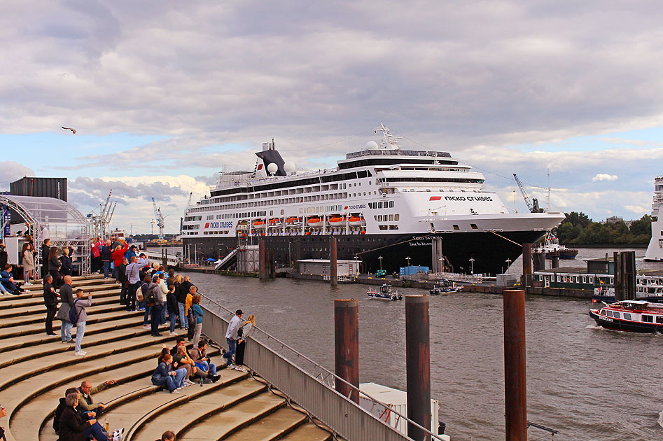 Die Vasco da Gama von Nicko Cruises an der Überseebrücke in Hamburg